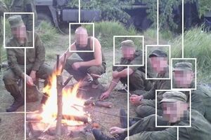На фотографии, которую приводит Bellingcat, лица российских солдат заретушированы