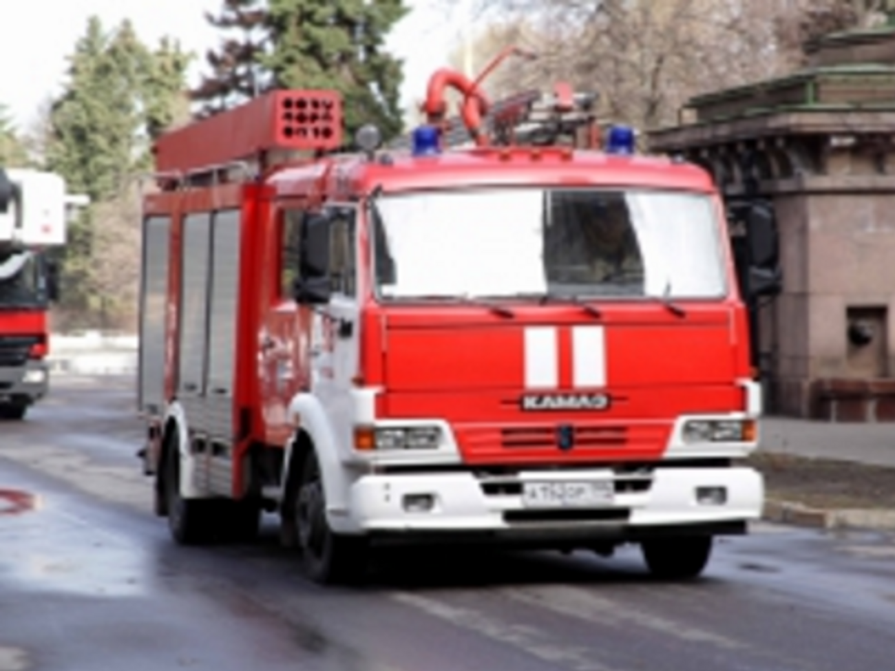 Пожар вспыхнул в кирпичном здании на площади 100&nbsp;м&sup2;