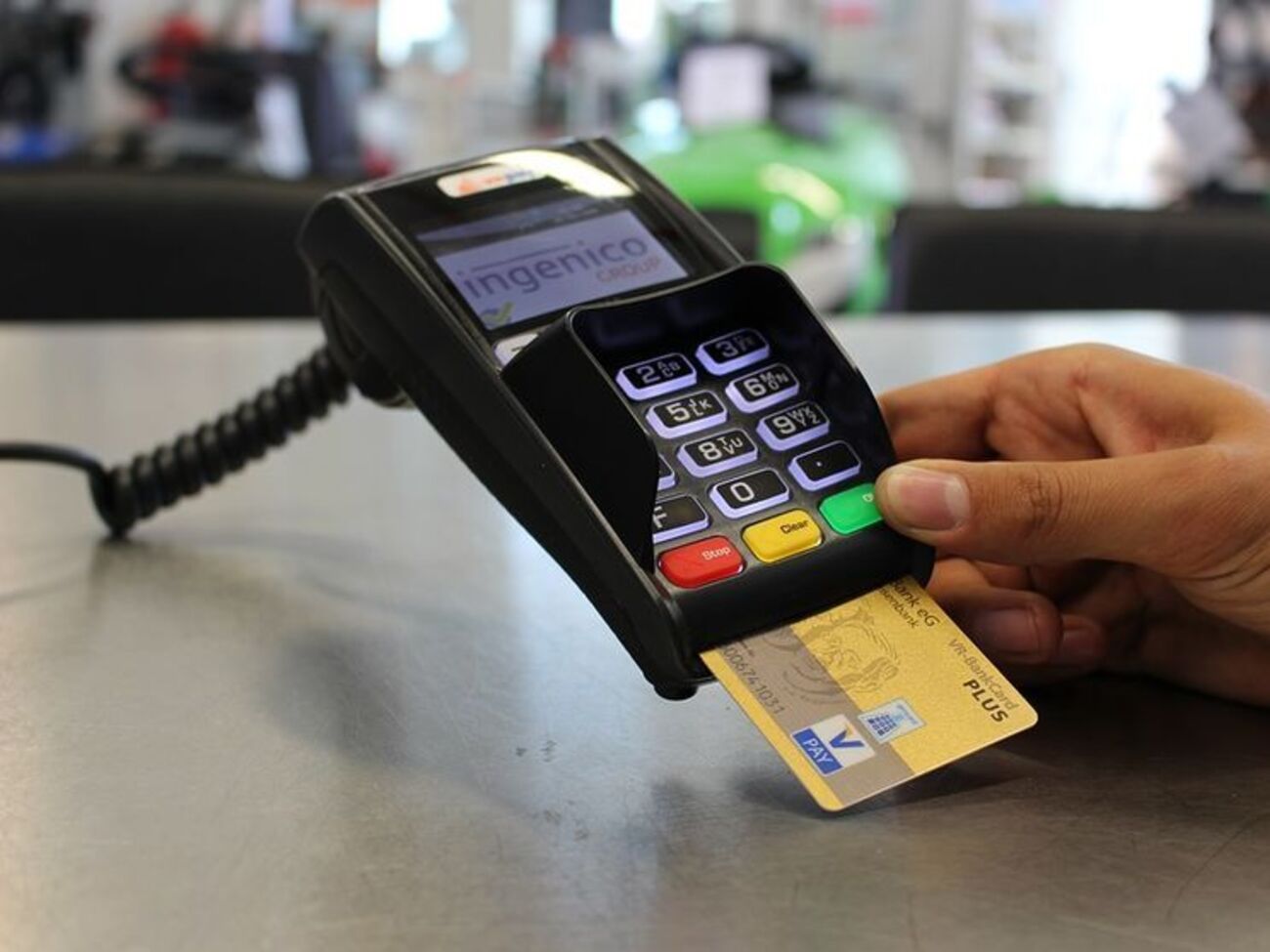 В России не могут расплачиваться картой "Сбербанка" в нескольких торговых точках