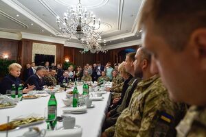 У Харкові президенти України та Литви Петро Порошенко та Даля Грібаускайте зустрілися з військовослужбовцями – учасниками АТО