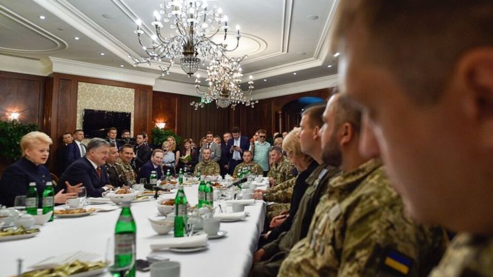 У Харкові президенти України та Литви Петро Порошенко та Даля Грібаускайте зустрілися з військовослужбовцями – учасниками АТО