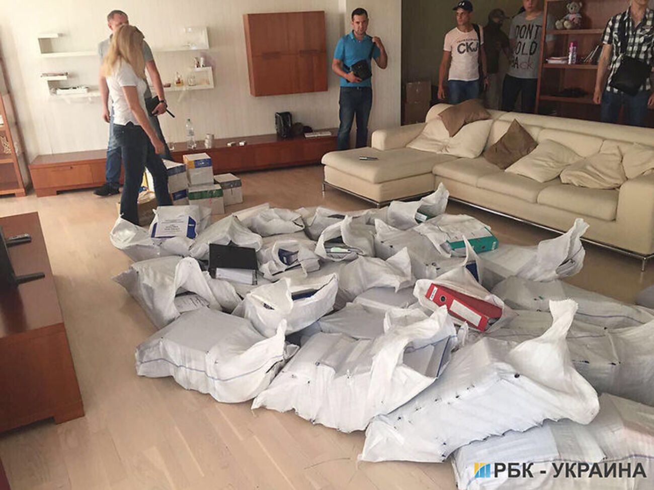 Деньги правоохранители нашли во время обыска