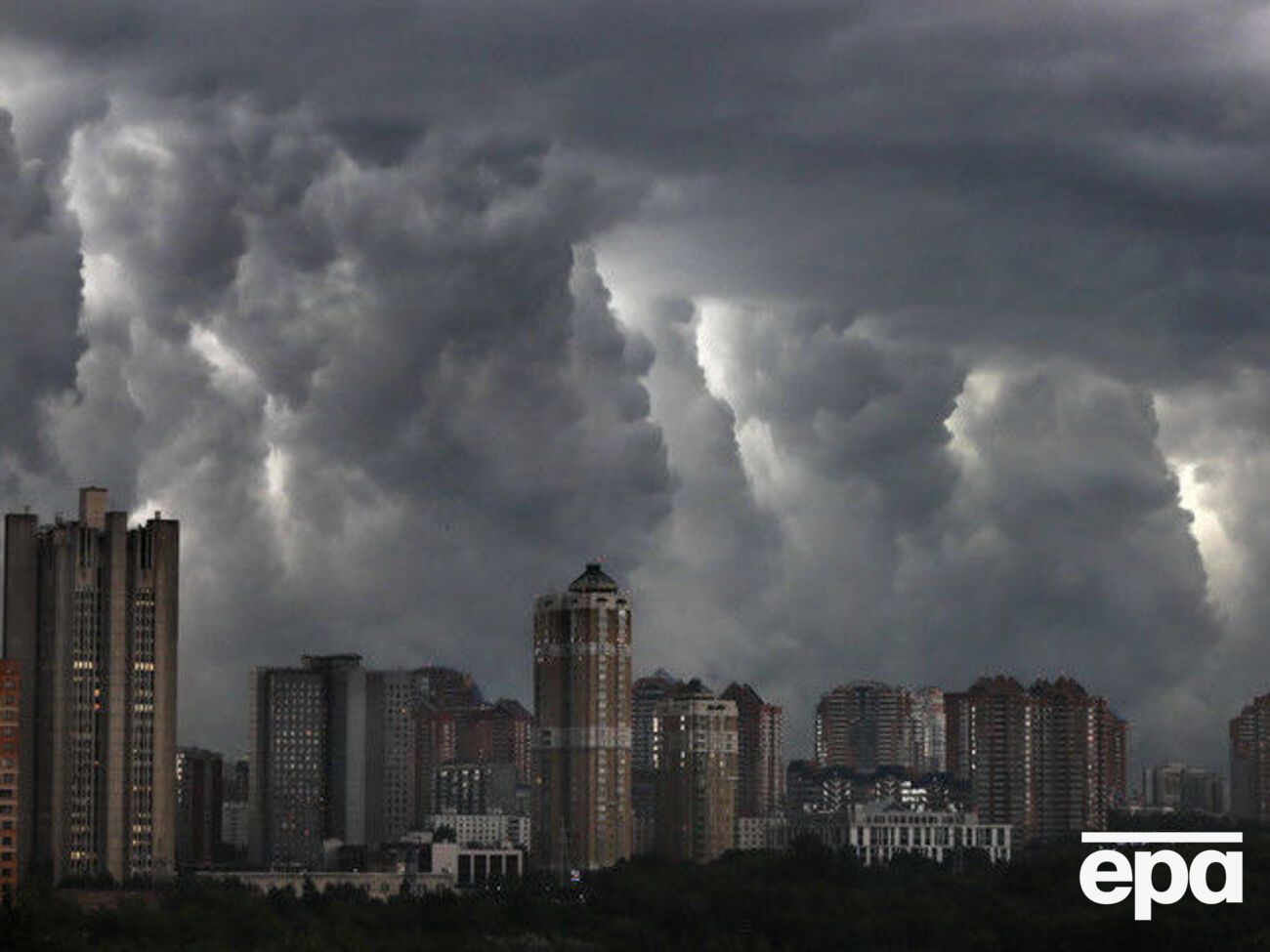 После ливня в Москве в больницы доставили 12 человек с травмами