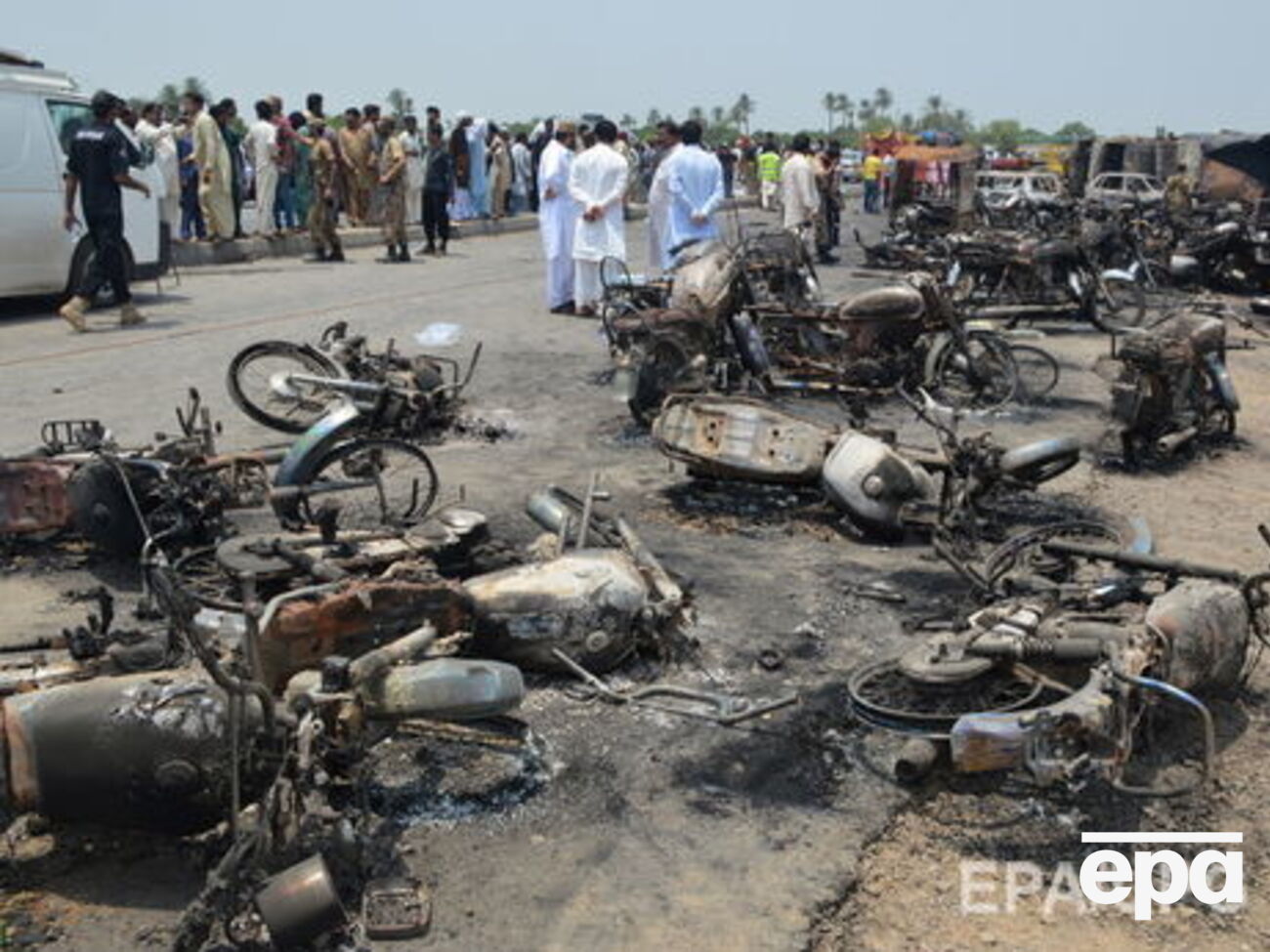 Авария и пожар в Пакистане унесли жизни более 190 людей