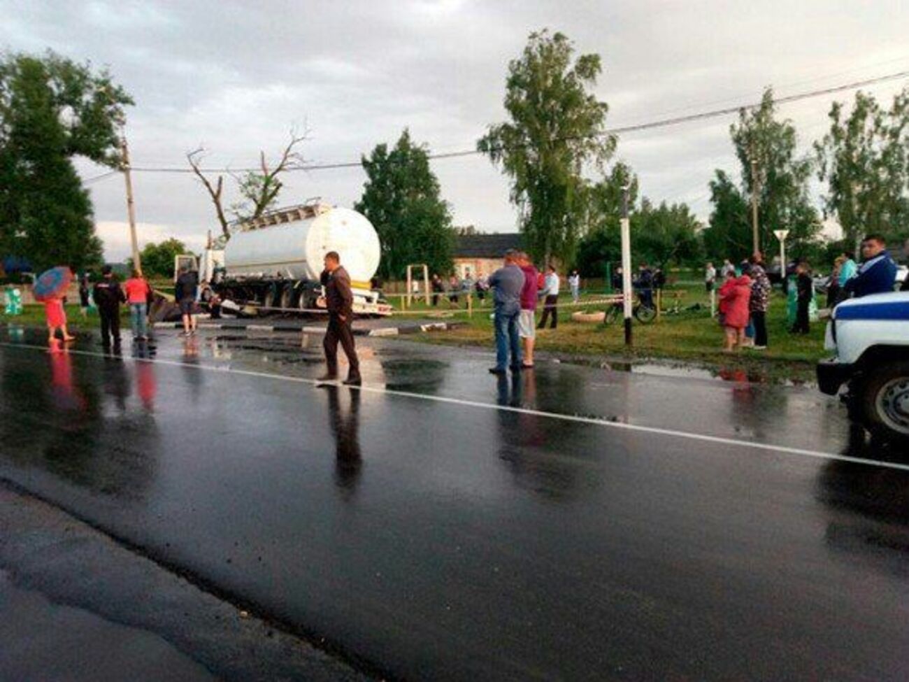 На подростков наехал МАЗ с цистерной