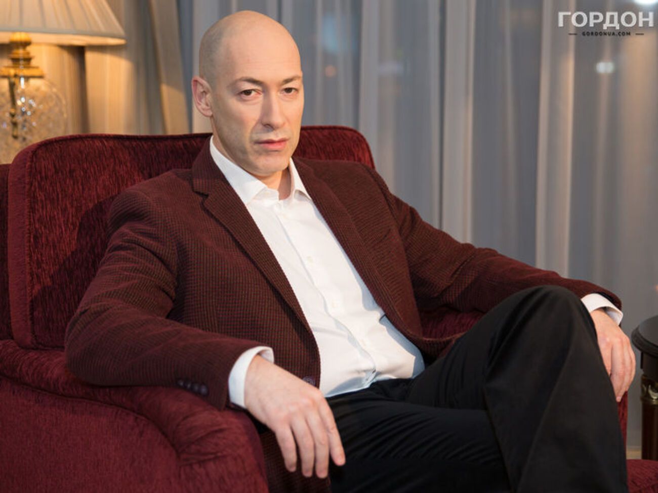 Гордон:&nbsp;Так почему вы уперлись в неприкосновенность, сколько этот тотальный обман будет продолжаться? Раз обещали снять &ndash; снимите