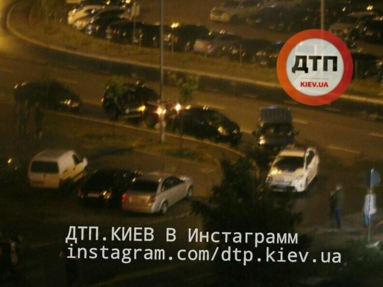 Невідомий вистрілив в обличчя людині та пішов у сусідній під'їзд будинку