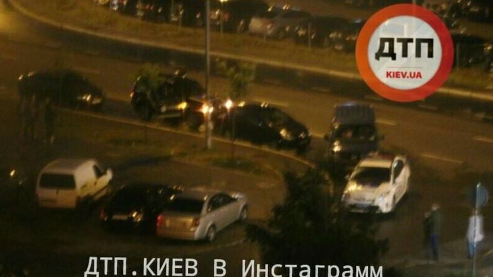 Невідомий вистрілив в обличчя людині та пішов у сусідній під'їзд будинку