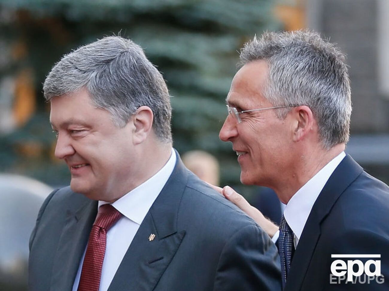 Столтенберг запевнив, що НАТО не визнає Крим російським