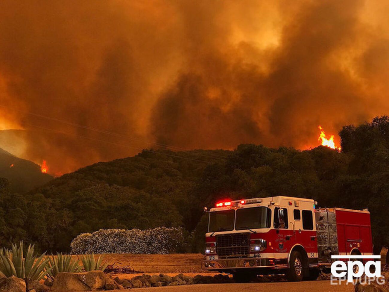 Боротьба з пожежею в Каліфорнії триває
