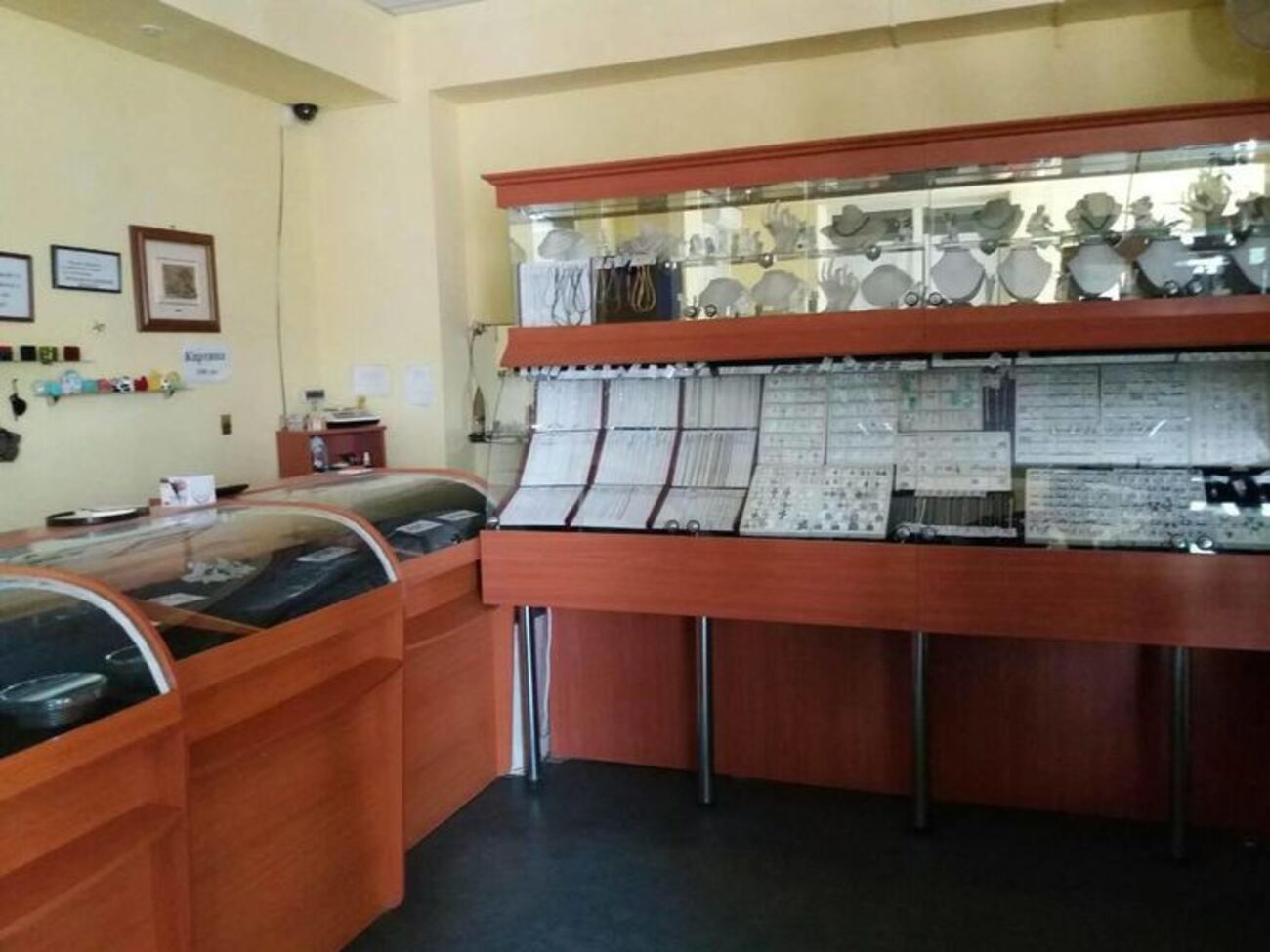 Про крадіжку в міліцію повідомила продавець ювелірного салону