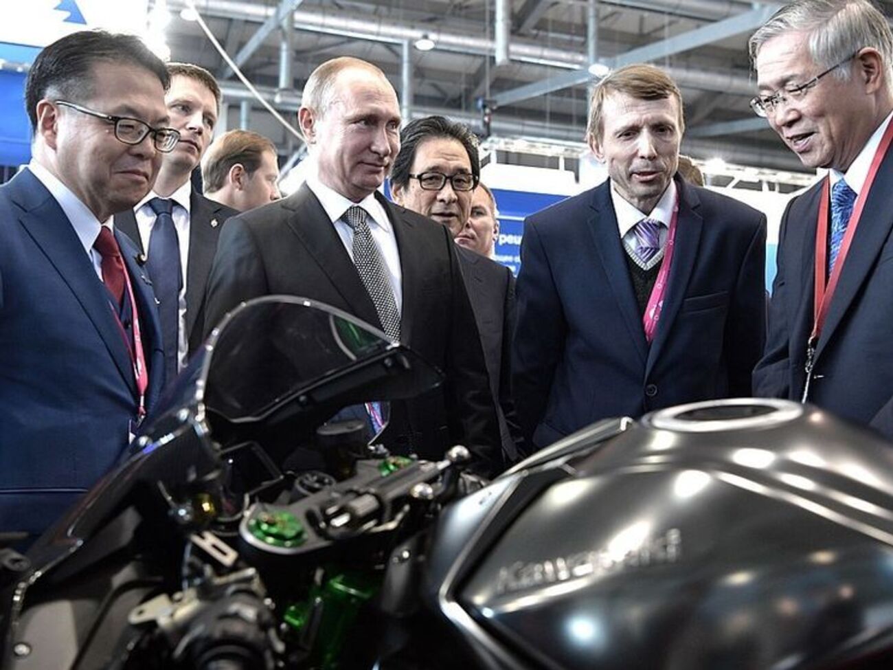 Путин у стенда Kawasaki