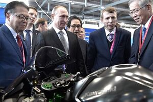 Путин у стенда Kawasaki