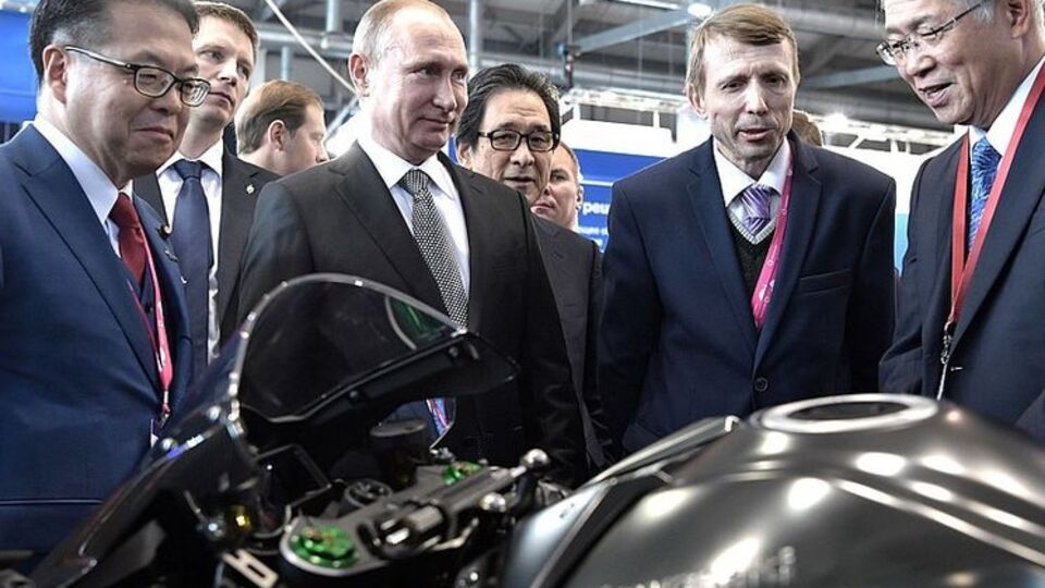 Путин у стенда Kawasaki