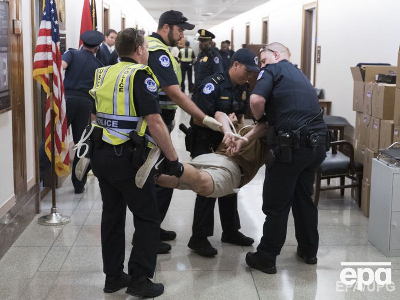 Некоторых протестующих полицейским пришлось выносить на руках