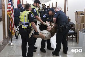 Некоторых протестующих полицейским пришлось выносить на руках