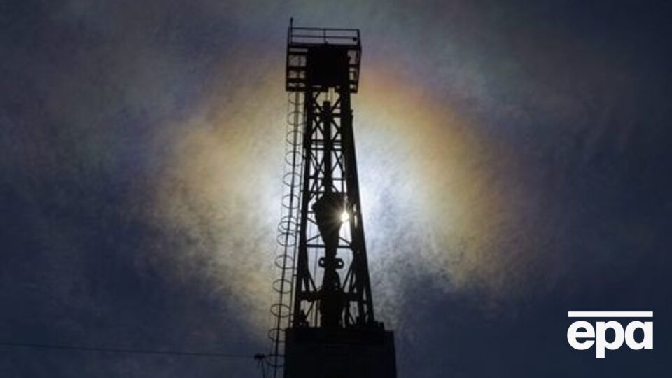 Американским нефтегазовым компаниям придется уступать разведку месторождений фирмам из Европы и Китая, пишет WSJ