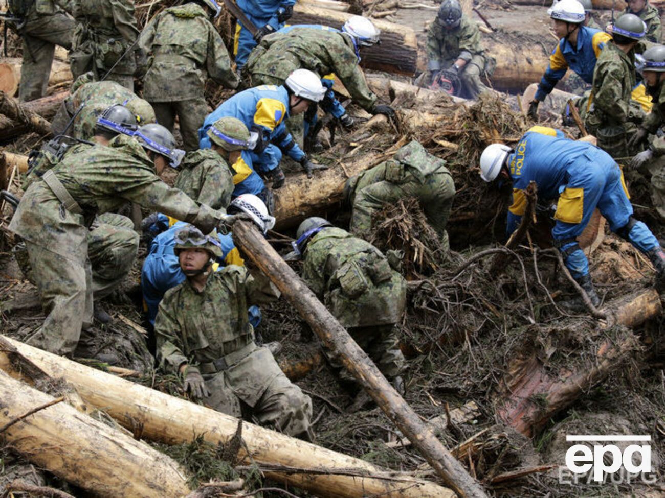 Спасатели продолжают бороться с последствиями непогоды