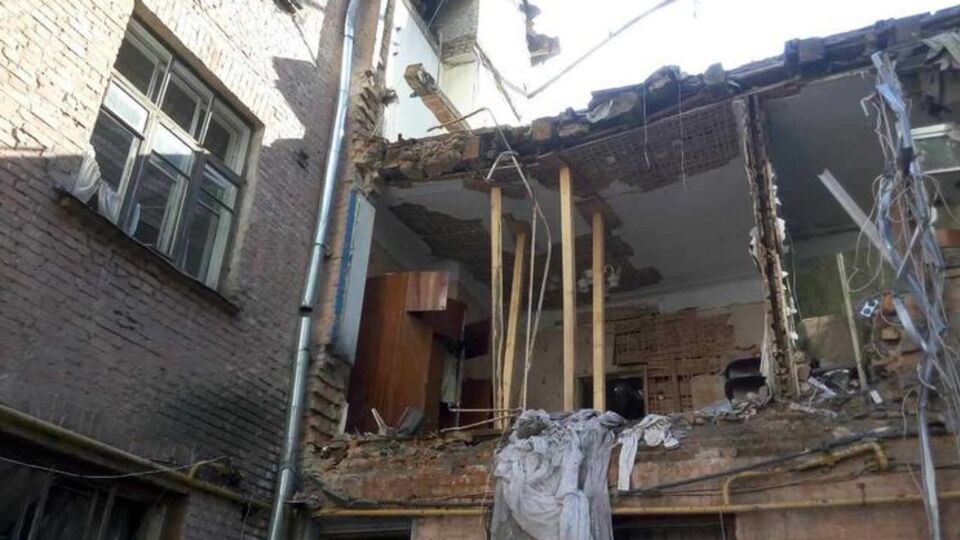 Взорванный дом оградили забором