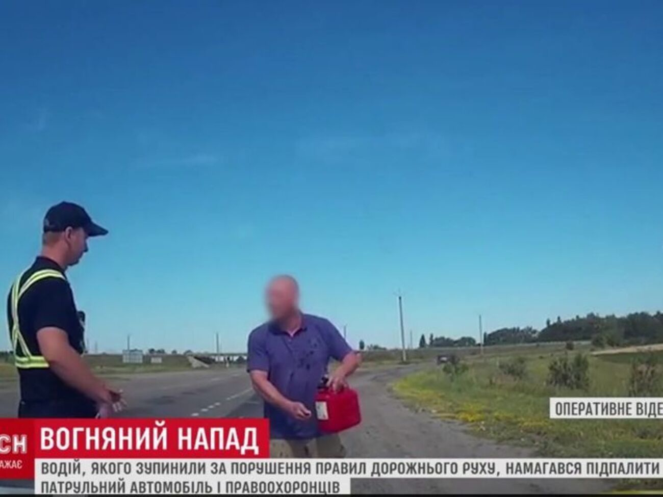 Мужчина облил патрульных бензином