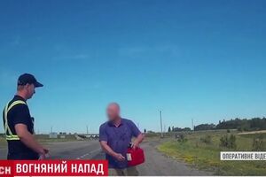 Мужчина облил патрульных бензином