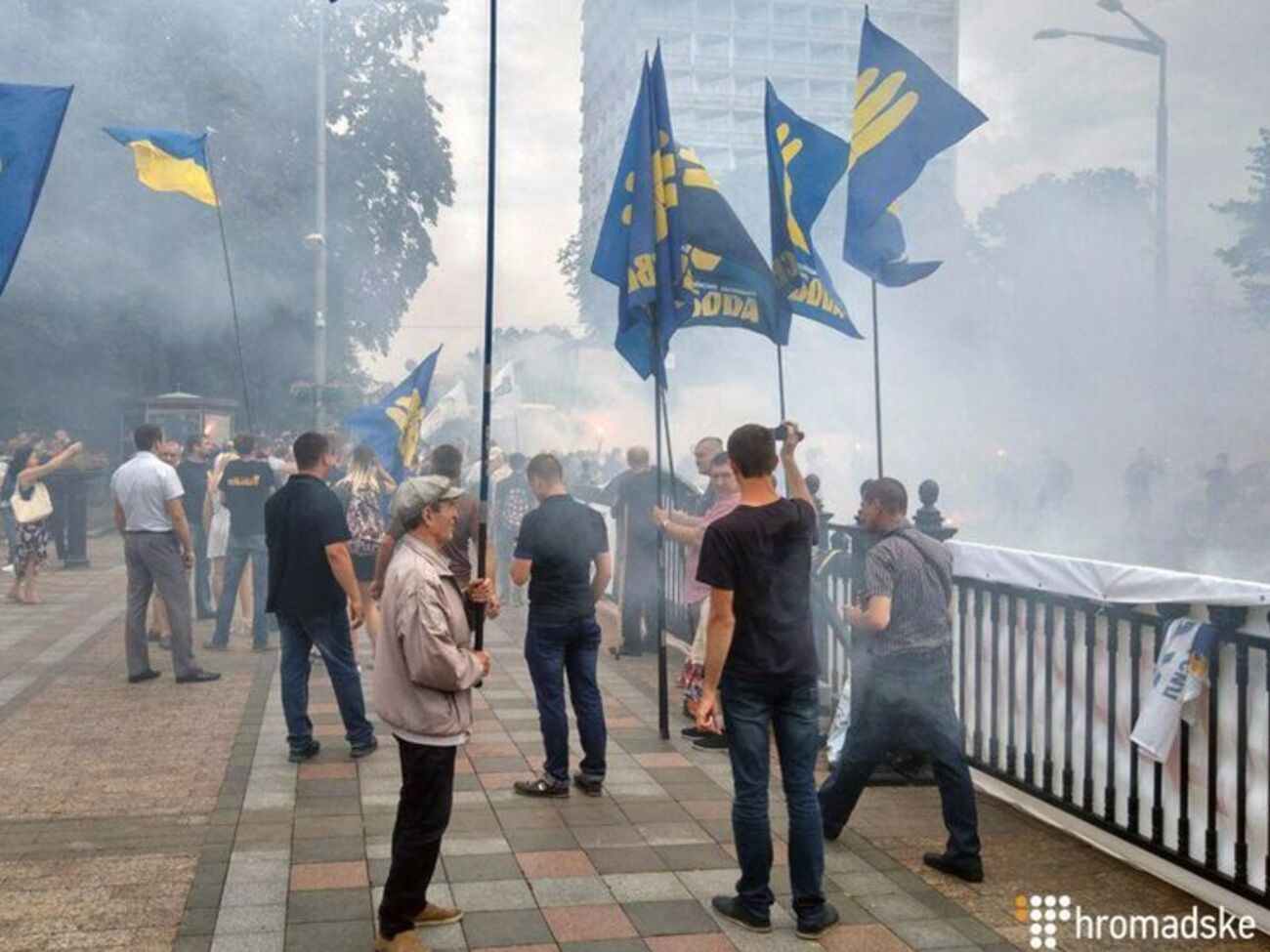 Под Радой проходит митинг