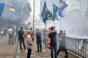 Под Радой проходит митинг