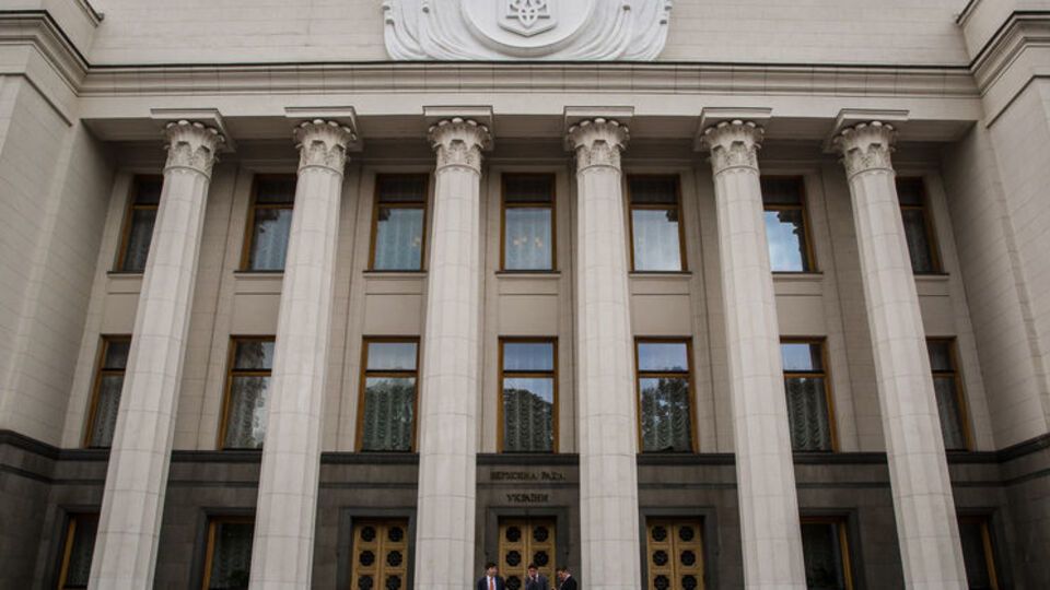 Парламент планує засідати, поки не розгляне всі пять подань