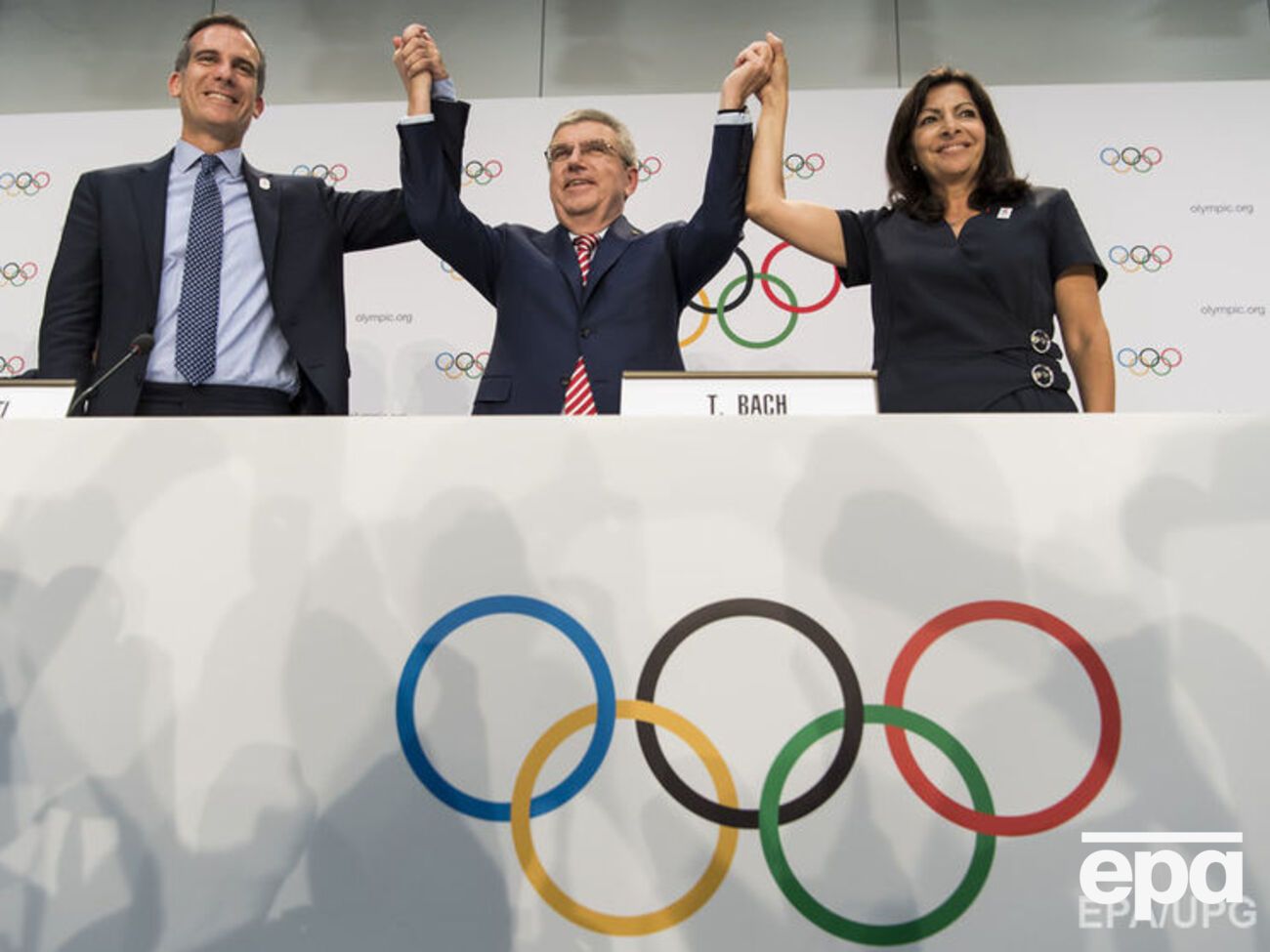 Мэр Лос-Анджелеса Эрик Гарсетти, президент МОК Томас Бах и мэр Парижа Анн Идальго на церемонии объявления хозяев Олимпийских игр