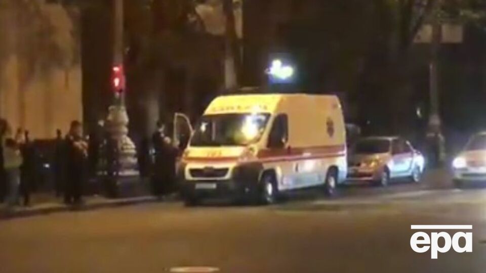 Полицейского госпитализировали