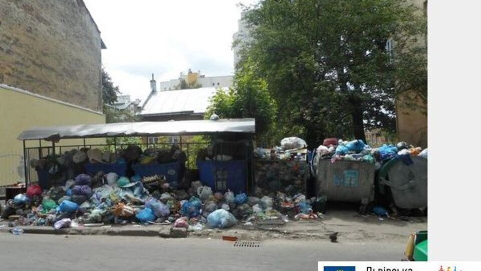 У Львові залишаються переповненими сміттєві майданчики