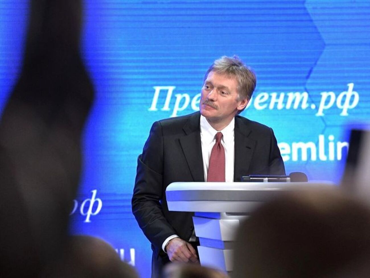 Песков не смог ответить, кто был с Путиным