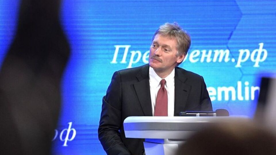 Песков не смог ответить, кто был с Путиным