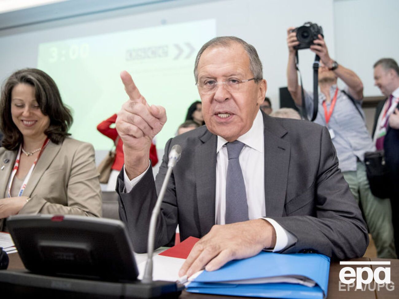 Лавров: Навколо столу сидять люди, а ви повернулись до них спиною
