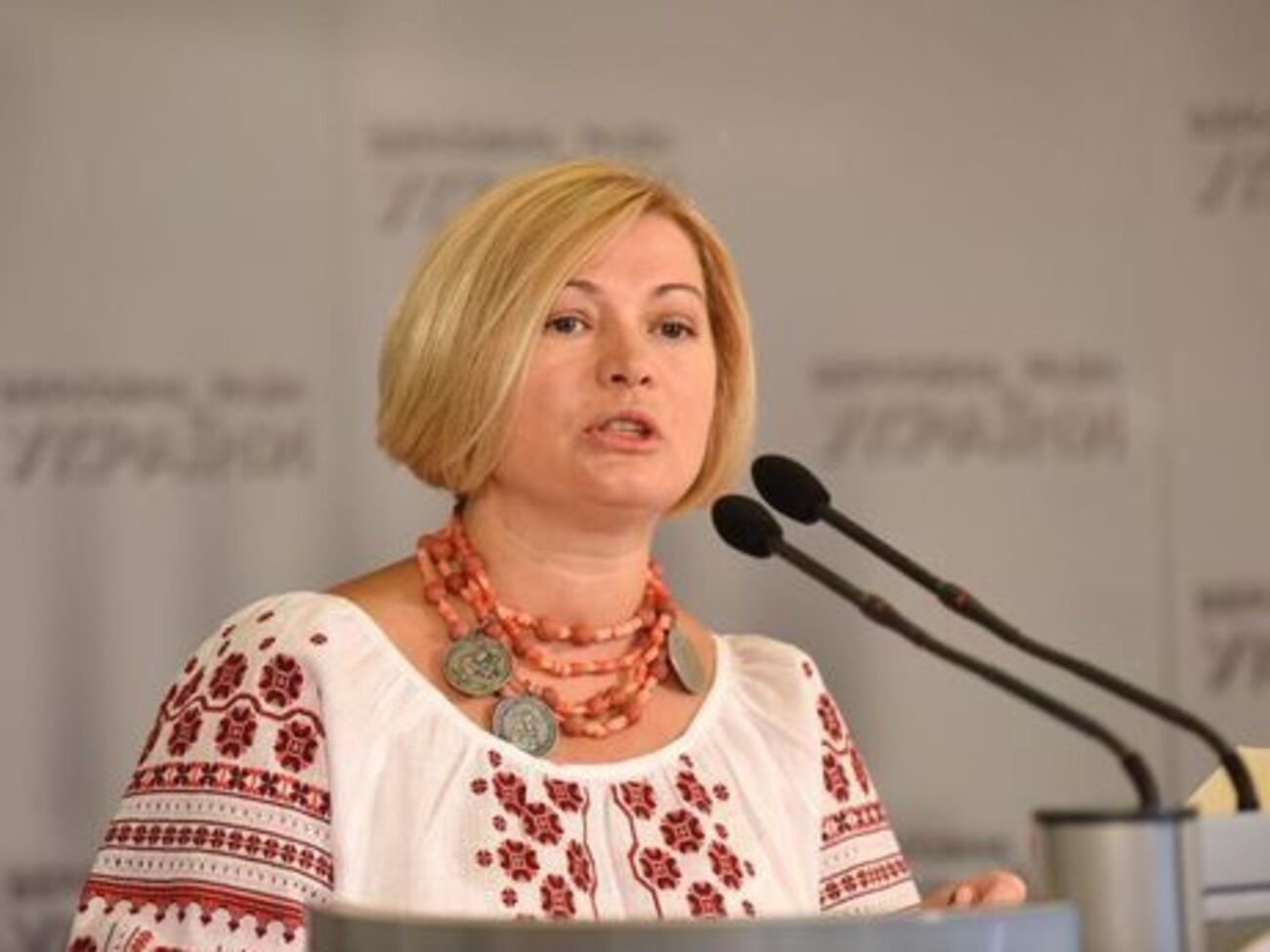 Геращенко: А мы, украинцы, требуем от Путина помиловать Олега Сенцова