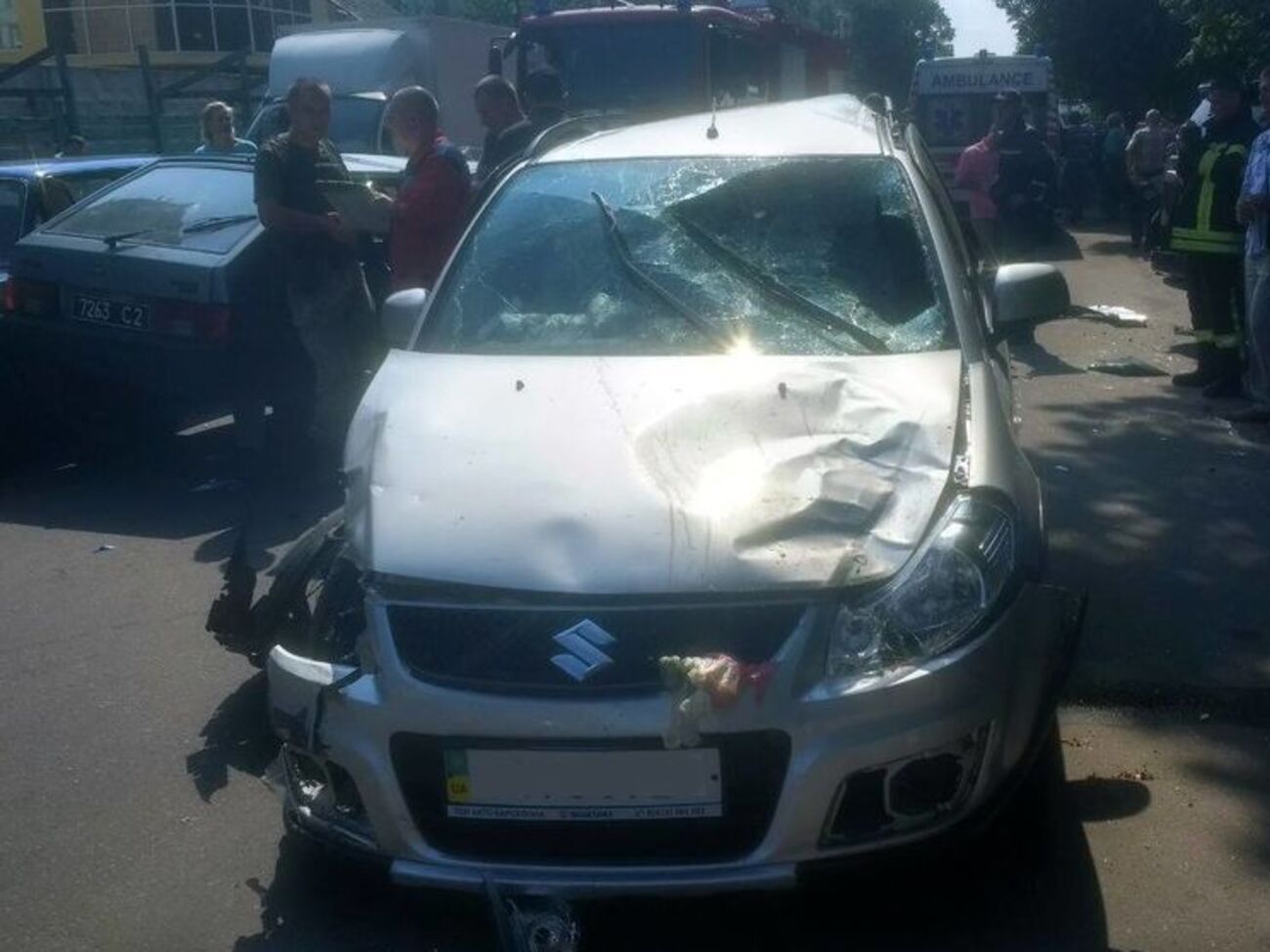 Женщина на своем Suzuki повредила четыре автомобиля