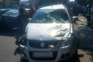 Женщина на своем Suzuki повредила четыре автомобиля