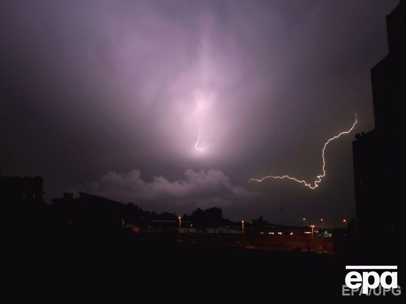 Блискавка вбила трьох людей у Черкаській області