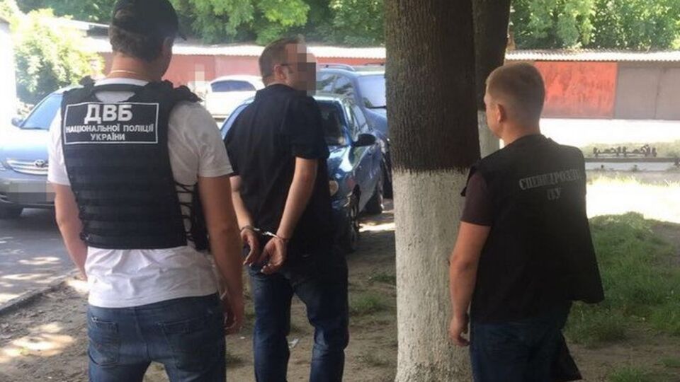 Поліцейських затримали під час отримання грошей