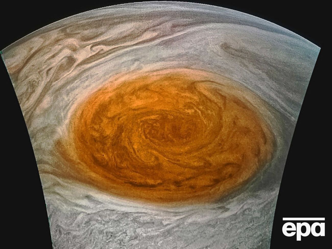"Юнона" сделала новые фото Большого красного пятна