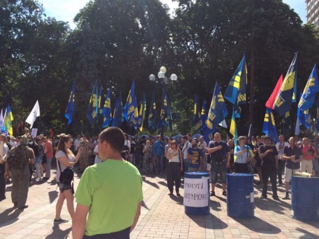 Під Радою протестують