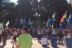 Під Радою протестують