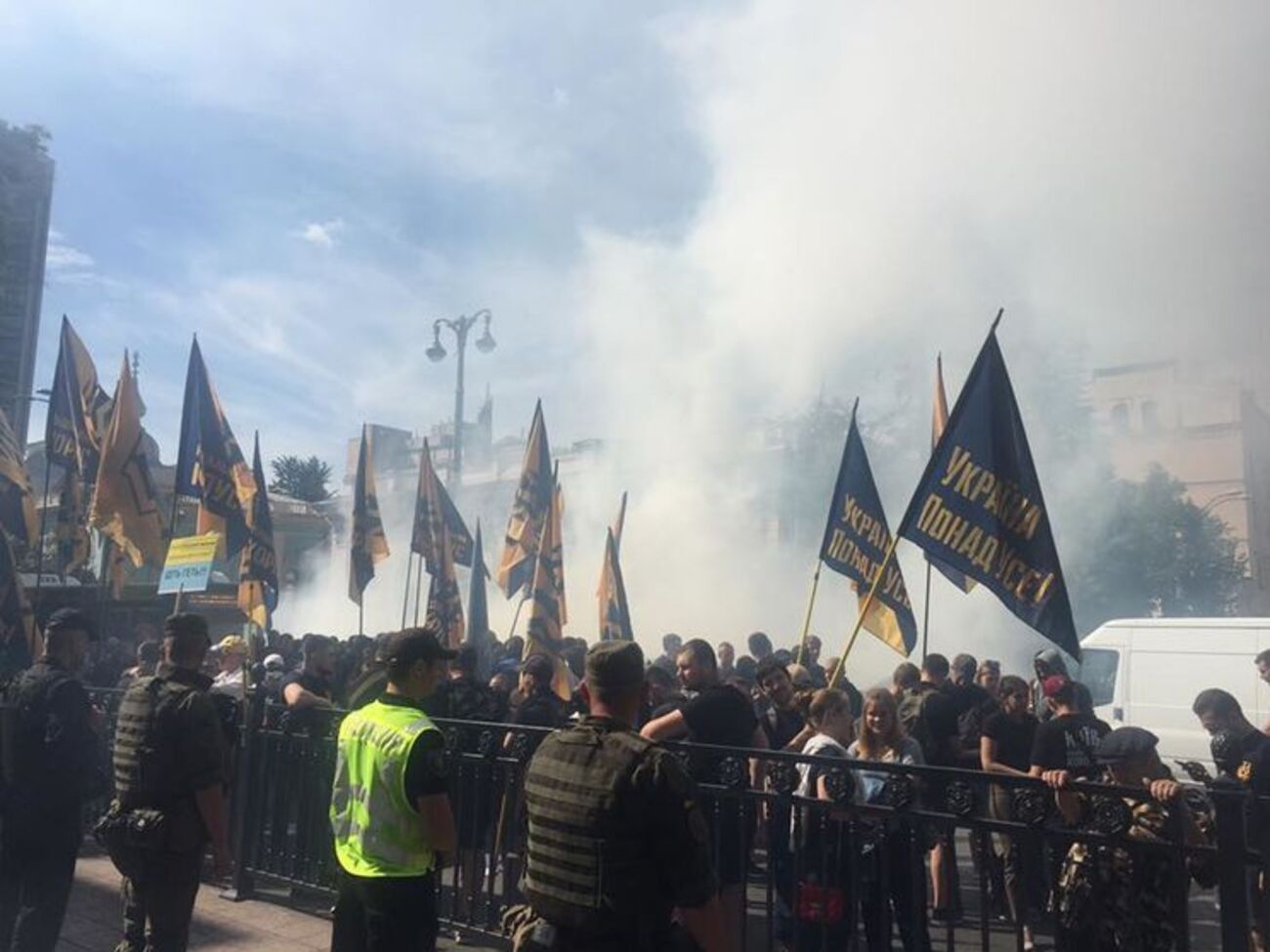 Сотни людей протестуют под Верховной Радой. Фоторепортаж