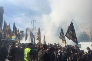 Сотні людей протестують під Верховною Радою. Фоторепортаж