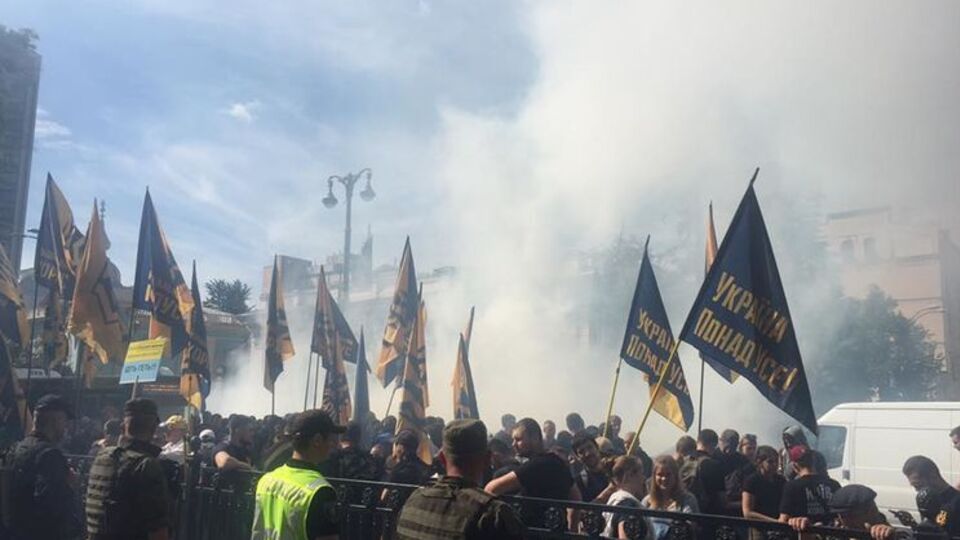 Сотни людей протестуют под Верховной Радой. Фоторепортаж