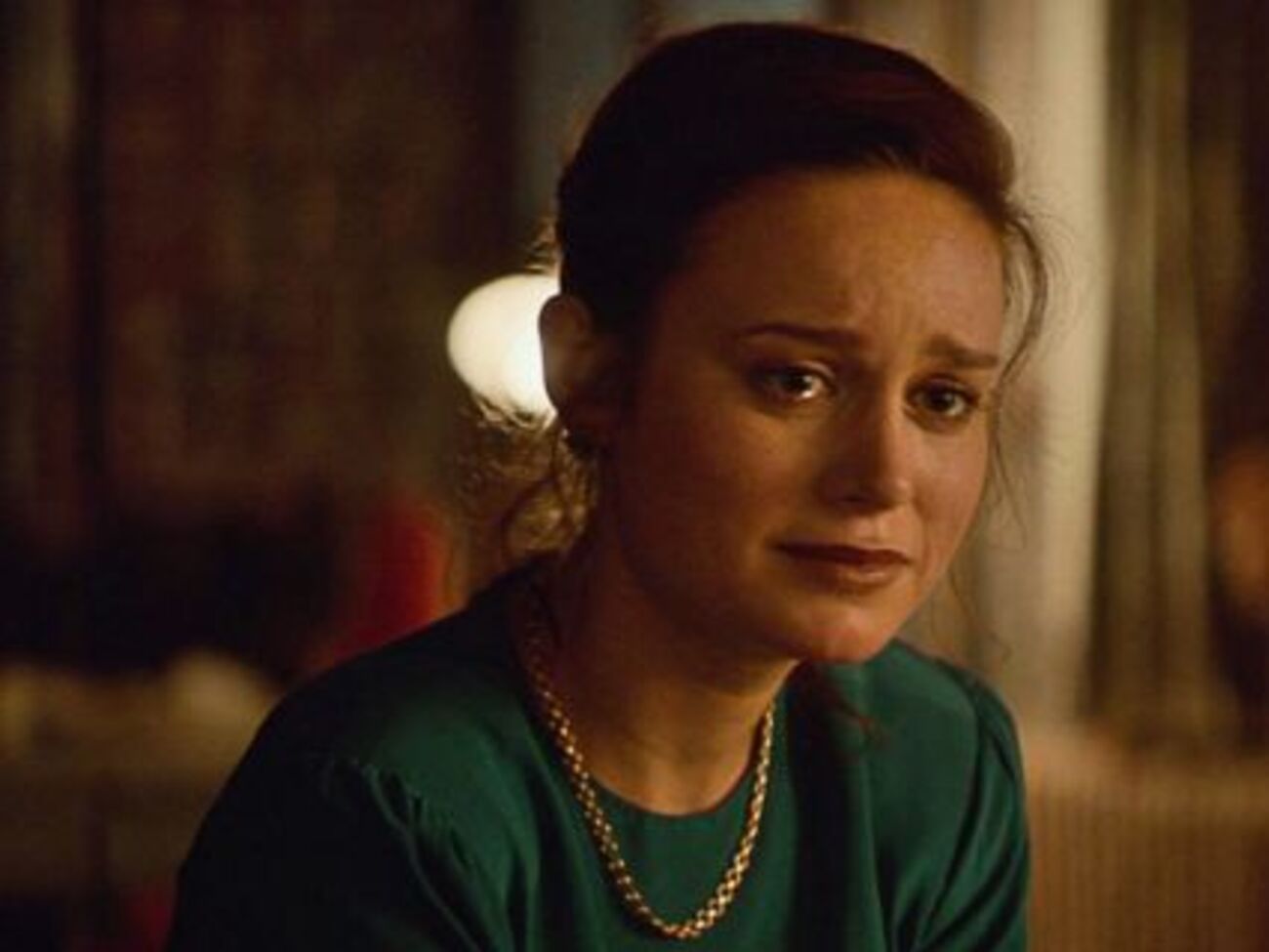 По сценарию героиня фильма происходит из неблагополучной семьи