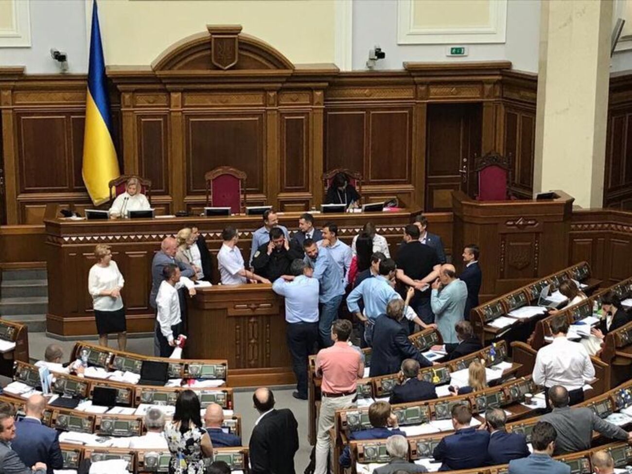 Ряд нардепов вышли к трибуне с мегафоном