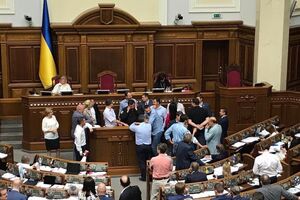 Низка нардепів вийшла до трибуни з мегафоном