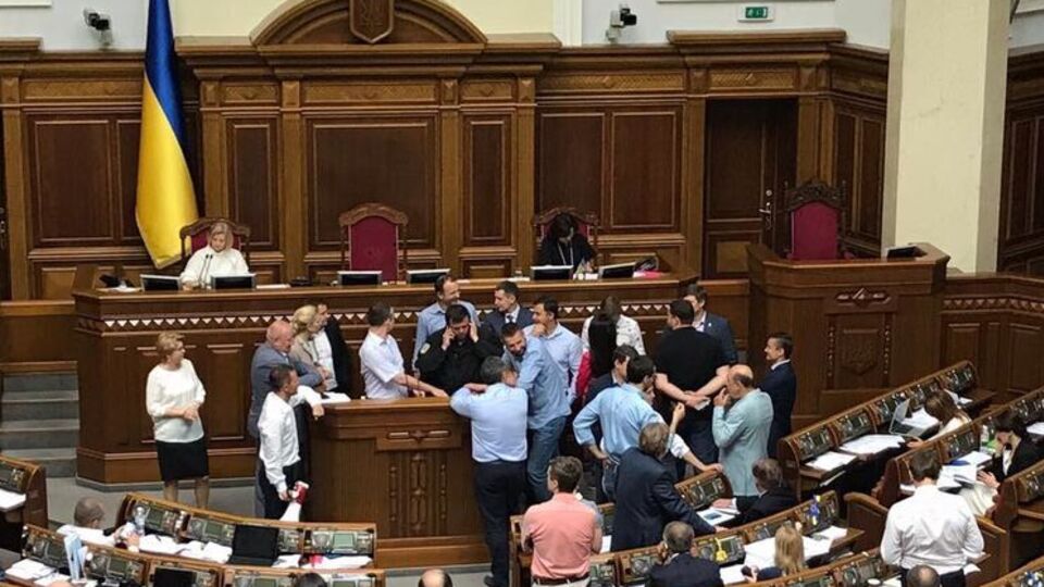 Низка нардепів вийшла до трибуни з мегафоном