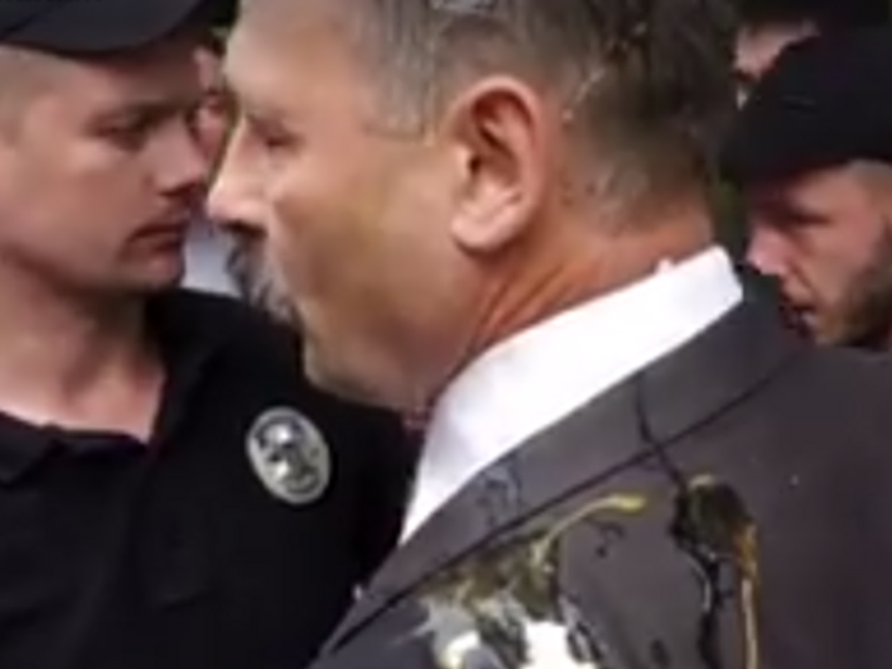 Барну закидали яйцями біля будівлі Ради